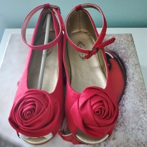 EUC Joyfolie girls red peep toe with rosettes Size 3